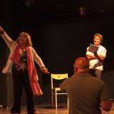 Sul palco alcuni attori stanno facendo le prove del prossimo spettacolo, �L�importanza di chiamarsi Ernest� di Oscar Wilde...